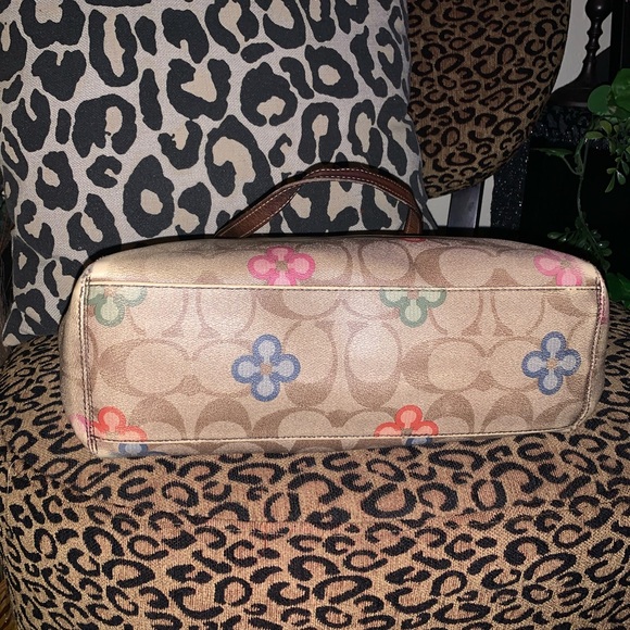 👛💜COACH Peyton Clover Purse💜👛 READ DESCRIPTION AND SEE PHOTOS AND VIDEO - Picture 7 of 15